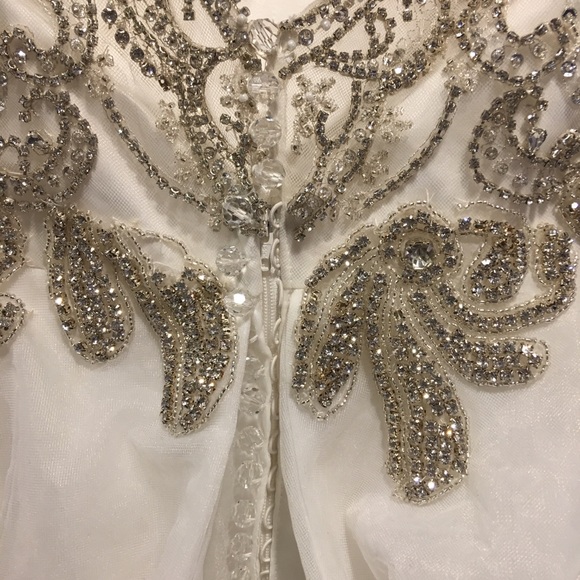 Gorgeous rhinestone beaded tulle wedding dress - Picture 7 of 8